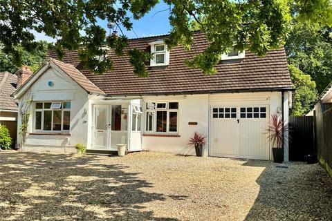 4 bed property, in Manor Road, £565,000