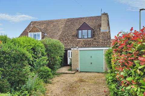 3 bed property, in Swinbrook Road, £300,000