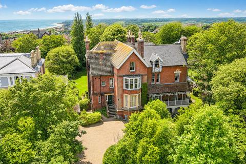 2 bed property, in Upper Maze Hill, £240,000