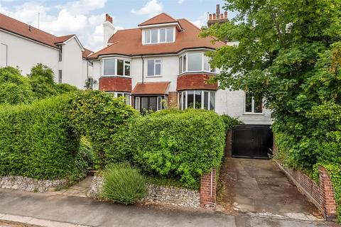 3 bed property, in Russell Hill, £399,500