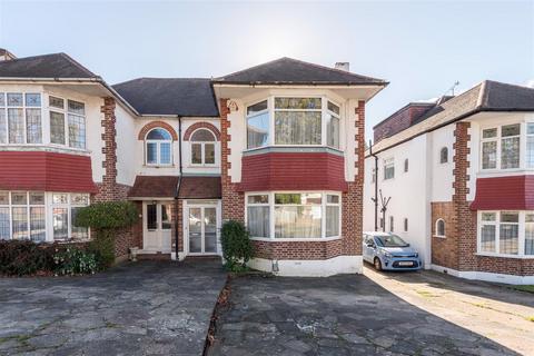 3 bed property, in Prince George Avenue, £800,000