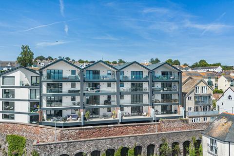2 bed property, in Clay Lane, £305,000