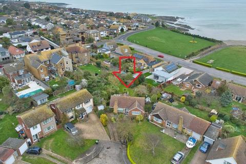 2 bed property, in Ocean Close, £450,000