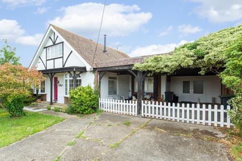 4 bed property, in Shamrock Avenue, £500,000