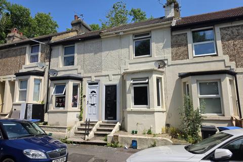 2 bed property, in Heathfield Avenue, £170,000