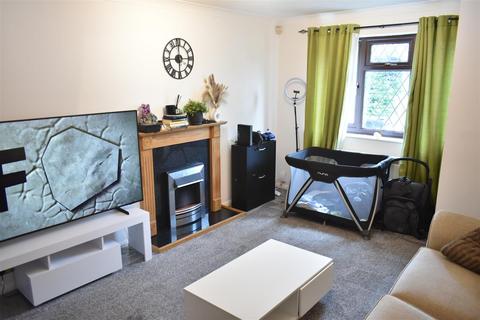 2 bed property, in Stirling Close, £295,000