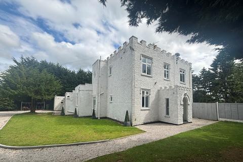 4 bed property, in Tamworth Road, £900,000