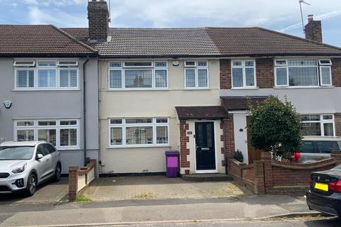 3 bed property, in Elm Park, £500,000
