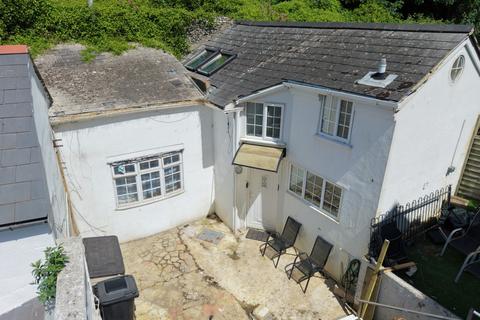 2 bed property, in High Street, £80,000