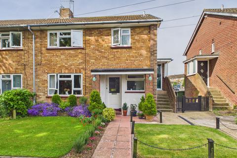 1 bed property, in Vicarage Lane, £260,000