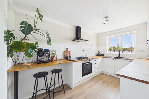 2 bed property, in Frances Court Soulbury Road, £210,000