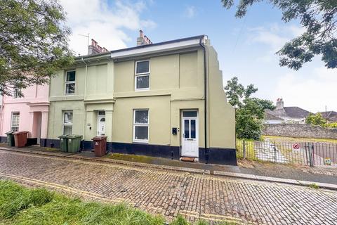 2 bed property, in Francis Street, £180,000