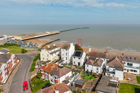 3 bed property, in Southcliff Parade, £650,000