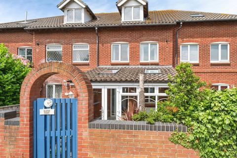 3 bed property, in Park Road, £325,000