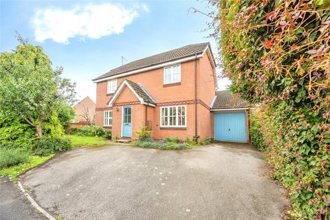 4 bed property, in Quinton Close, £500,000