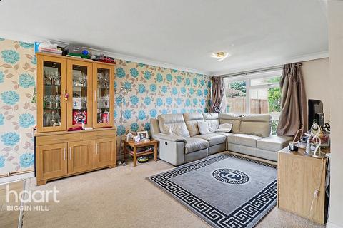3 bed property, in View Close, £375,000