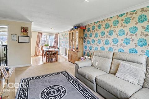 3 bed property, in View Close, £375,000