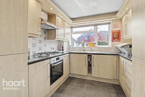 3 bed property, in View Close, £375,000