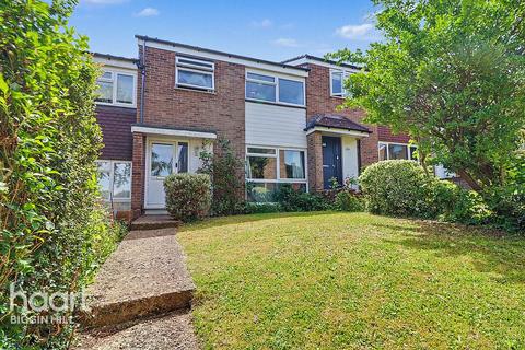 3 bed property, in View Close, £375,000