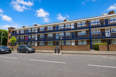 1 bed property, in Essex Mansions, £160,000