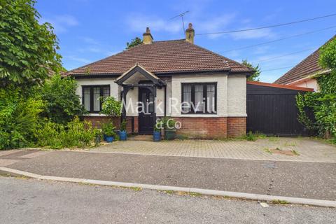 3 bed property, in St. Andrews Road, £425,000