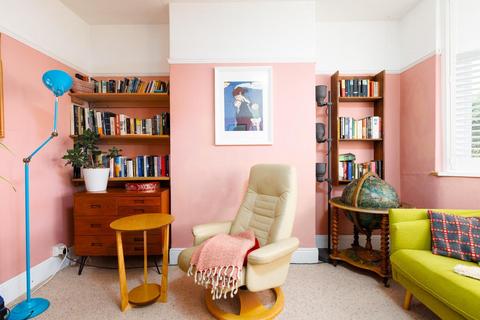 3 bed property, in Everest Road, £600,000