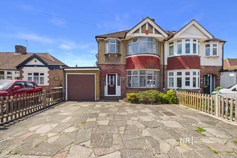 3 bed property, in Riverview Road, £650,000