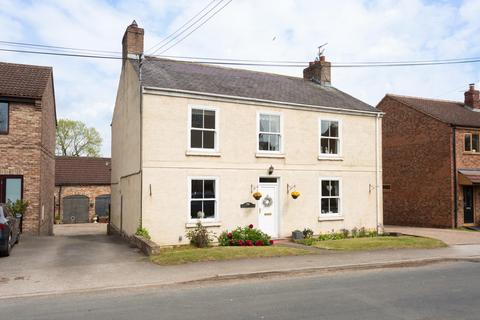 5 bed property, in Tholthorpe, £650,000