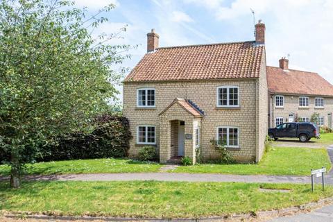 4 bed property, in Main Street, £495,000