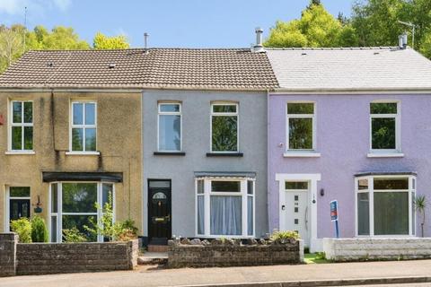 2 bed property, in Foxhole Road, £135,000