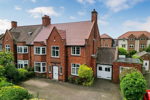 5 bed property, in Cleveland Avenue, £475,000