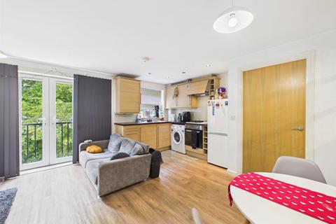 2 bed property, in Ashby Grove, £140,000