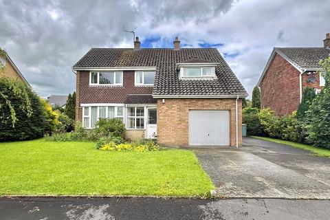 4 bed property, in Woodlands Way, £290,000