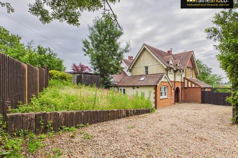 4 bed property, in Newgate Street Village, £725,000