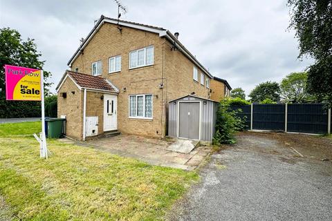 2 bed property, in Bassett Close, £140,000
