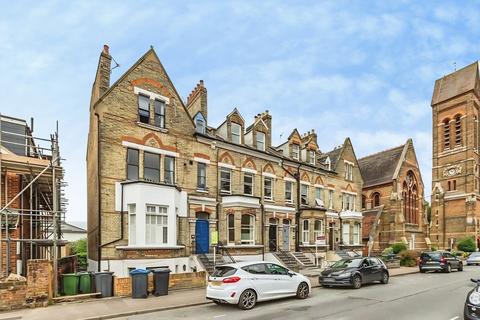 1 bed property, in St. Andrew's Road, £335,000