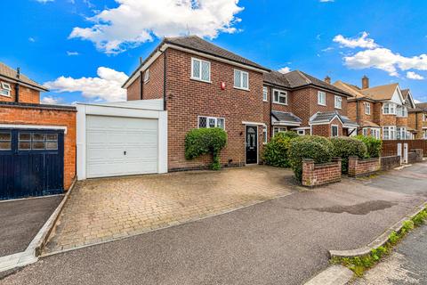 3 bed property, in Castlegate Avenue, £350,000
