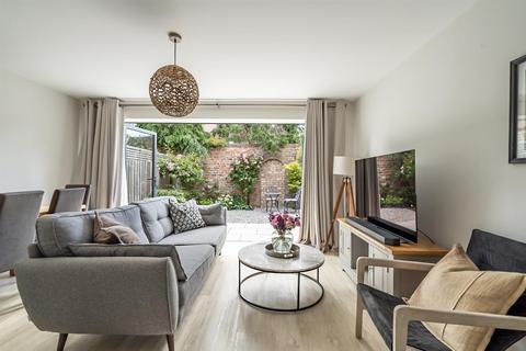 2 bed property, in Wood Street, £385,000
