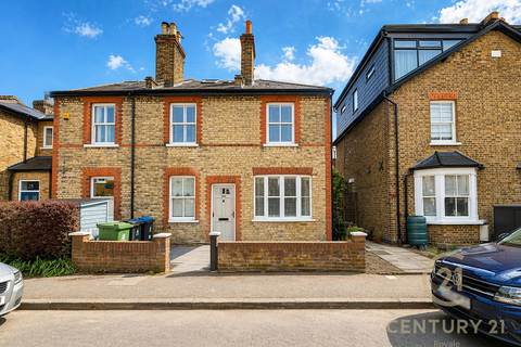 2 bed property, in Bearfield Road, £695,000