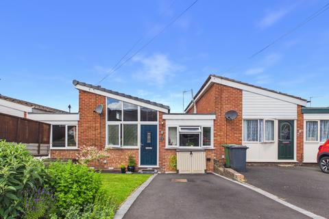 2 bed property, in Lingfield Road, £245,000