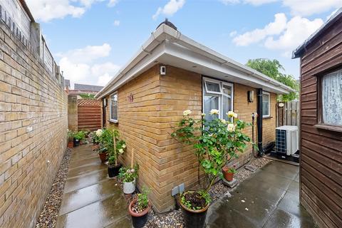 1 bed property, in Carew Road, £325,000