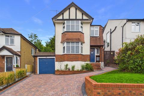 3 bed property, in Mead Way, £585,000