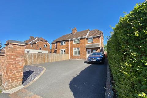 2 bed property, in East Avenue, £215,000