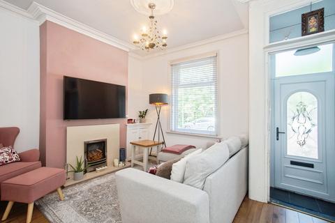 2 bed property, in Heaton Park Road, £190,000