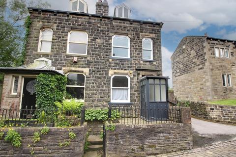 2 bed property, in Smithwell Lane, £280,000
