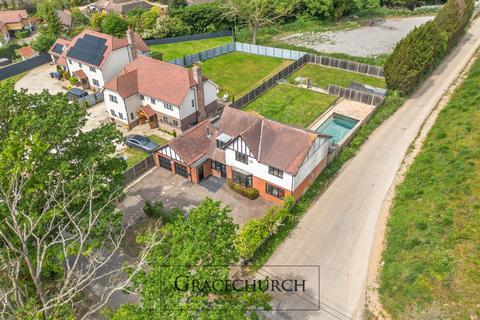 4 bed property, in Hoe Lane, £900,000