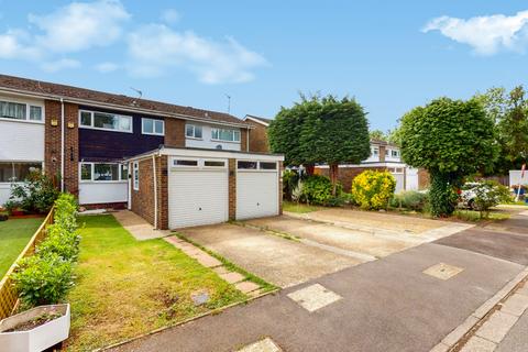 4 bed property, in Farthings Close, £625,000