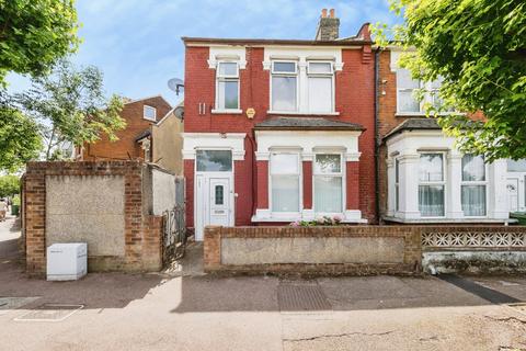 3 bed property, in Ruskin Avenue, £550,000
