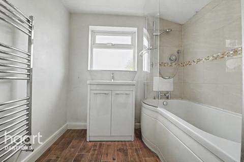 2 bed property, in Carlisle Road, £280,000
