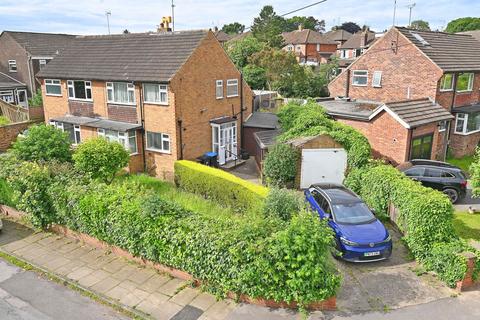 3 bed property, in Woodlands Walk, £275,000